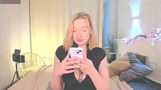 Emma  Leee online show from 21, 4, 2026