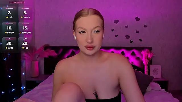 Snapshot of Emma__Leee chatting on 13, 10, 2025 Emma Leee online show from 13, 10, 2025