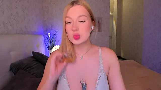 Snapshot of Emma__Leee chatting on 18, 11, 2025 Emma Leee online show from 18, 11, 2025