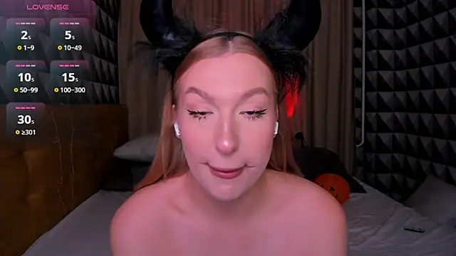 Snapshot of Emma__Leee chatting on 31, 10, 2025 Emma Leee online show from 31, 10, 2025