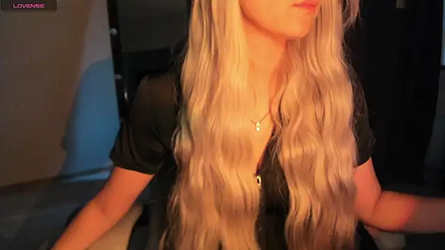 Snapshot of Lana_Younes chatting on 5, 11, 2025 Lana Younes online show from 5, 11, 2025