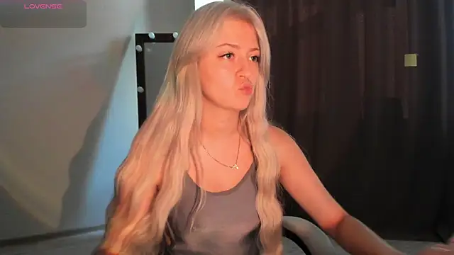 Snapshot of Lana_Younes chatting on 10, 10, 2025 Lana Younes online show from 10, 10, 2025