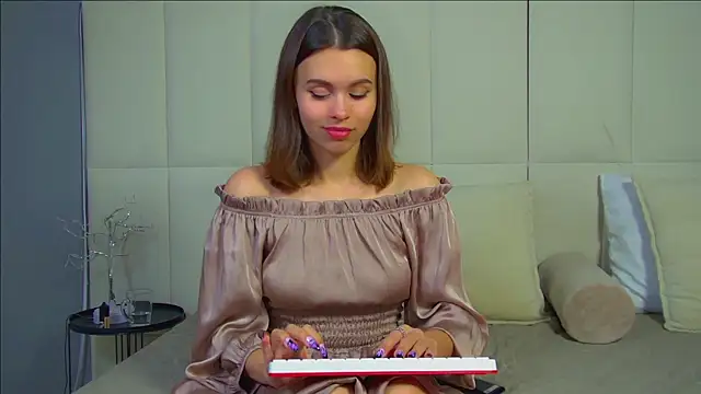 Snapshot of PollyLanders chatting on 10, 11, 2025 PollyLanders online show from 10, 11, 2025