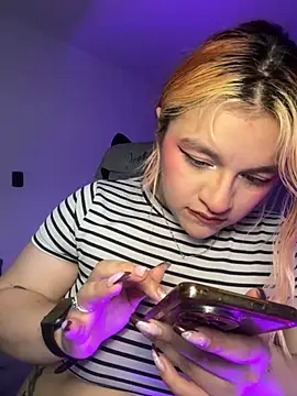 Snapshot of SophiaWeestt99 chatting on 9, 7, 2026 SophiaWeestt99 online show from 9, 7, 2026