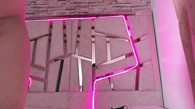 mia and austin online show from 18, 10, 2025