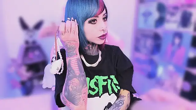 Snapshot of NikkiRamone chatting on 6, 11, 2025 NikkiRamone online show from 6, 11, 2025