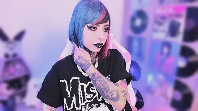 Snapshot of NikkiRamone chatting on 10, 11, 2025 NikkiRamone online show from 10, 11, 2025