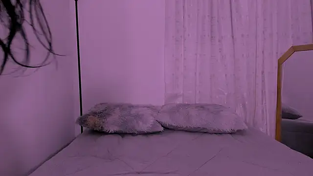 Snapshot of Miiafoxxx chatting on 4, 3, 2025 Miiafoxxx online show from 4, 3, 2025