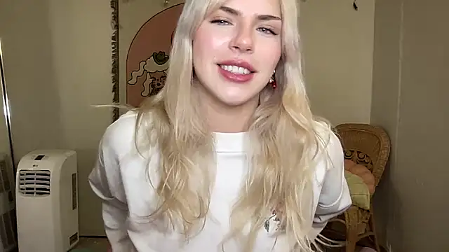 Snapshot of SirenitySirenxx chatting on 5, 3, 2025 SirenitySirenxx online show from 5, 3, 2025