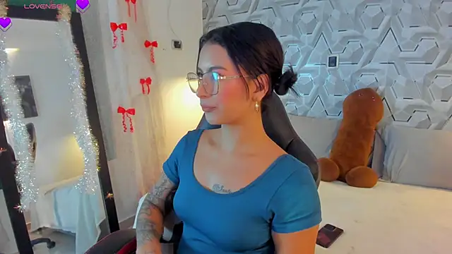 Sophiee Hill online show from 8, 4, 2026