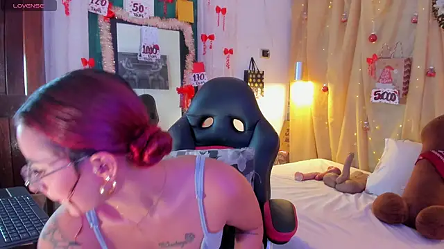 Sophiee Hill online show from 19, 12, 2025