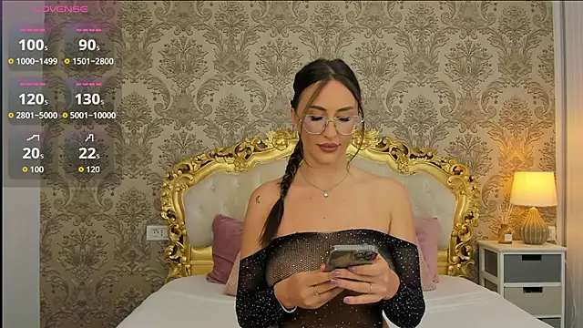 Snapshot of JulieBigAssx chatting on 7, 8, 2026 JulieBigAssx online show from 7, 8, 2026
