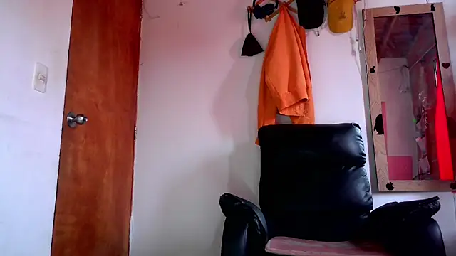 Snapshot of calioppe01 chatting on 15, 6, 2026 calioppe01 online show from 15, 6, 2026