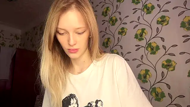 Snapshot of Evvie_Summn1 chatting on 7, 5, 2026 Evvie Summn1 online show from 7, 5, 2026