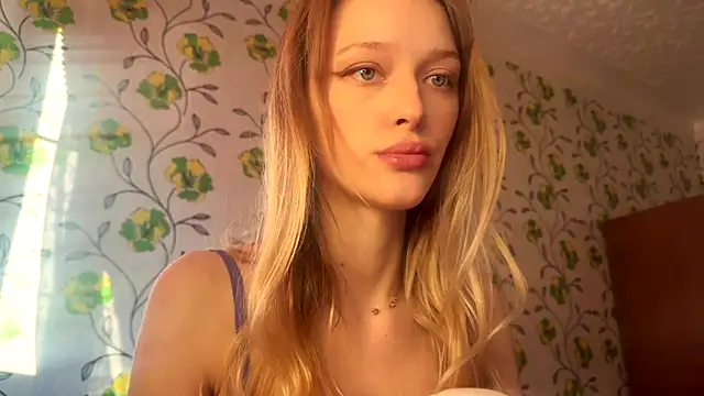 Snapshot of Evvie_Summn1 chatting on 5, 5, 2026 Evvie Summn1 online show from 5, 5, 2026