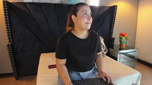 MAHIASMITH13 online show from 14, 11, 2025