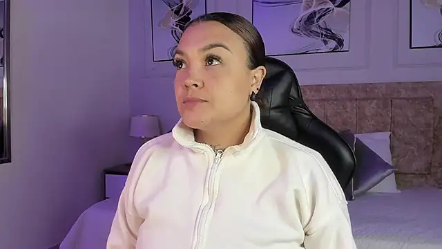 Snapshot of lyn_adamns chatting on 12, 10, 2025 lyn adamns online show from 12, 10, 2025