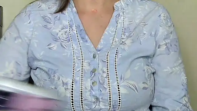 Snapshot of MIss-Naina chatting on 2, 11, 2025 MIss-Naina online show from 2, 11, 2025