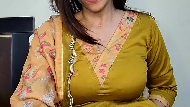 Snapshot of MIss-Naina chatting on 6, 11, 2025 MIss-Naina online show from 6, 11, 2025