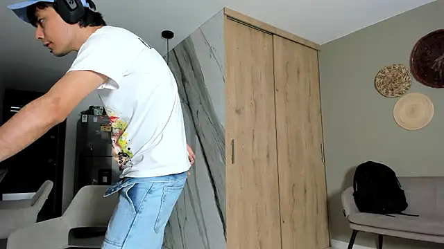 Huge latin cock online show from 8, 2, 2025