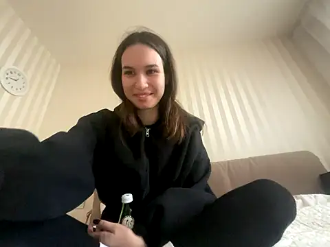 Roxie Mils online show from 18, 11, 2025