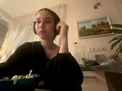 Roxie Mils online show from 27, 10, 2025