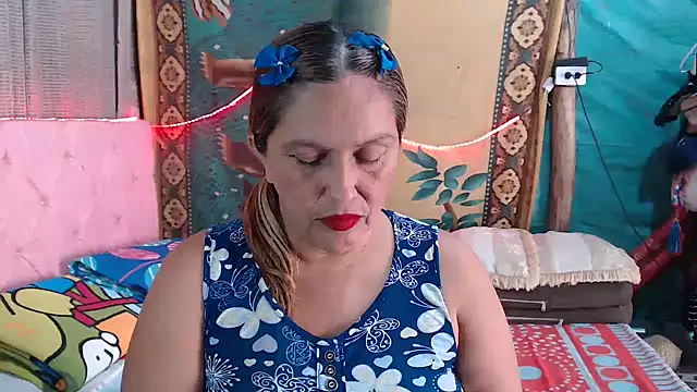 Snapshot of mom_son_dirty chatting on 4, 11, 2025 mom son dirty online show from 4, 11, 2025