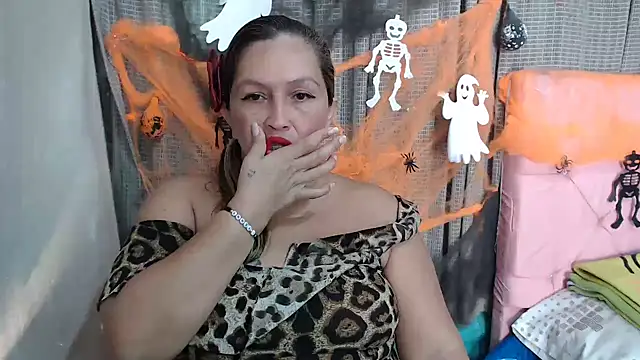 Snapshot of mom_son_dirty chatting on 31, 10, 2025 mom son dirty online show from 31, 10, 2025