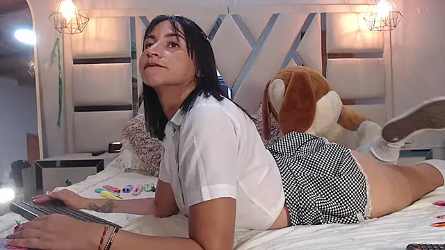 Luna Florez online show from 11, 4, 2026