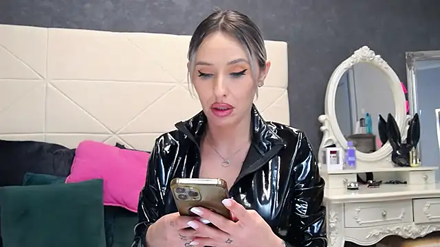 IssaSmith online show from 17, 2, 2025