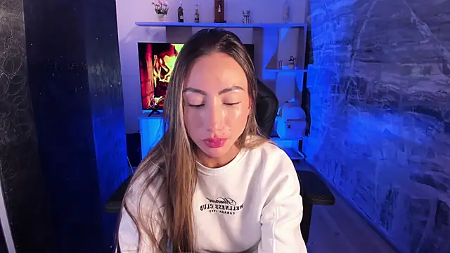 juliasprousse  online show from 6, 10, 2025