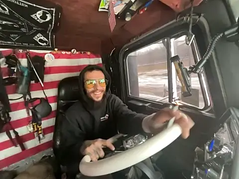 Snapshot of XMeF10 chatting on 4, 12, 2025 XMeF10 online show from 4, 12, 2025