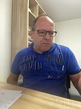 coupleLatinaLovers online show from 15, 4, 2026