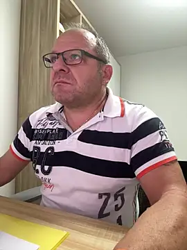 coupleLatinaLovers online show from 10, 10, 2025