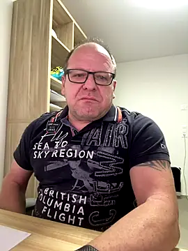 coupleLatinaLovers online show from 8, 1, 2026