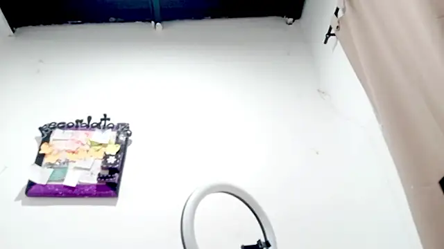 PetiteIvoryQueen19 online show from 6, 11, 2025