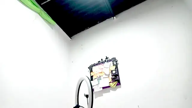 PetiteIvoryQueen19 online show from 21, 10, 2025