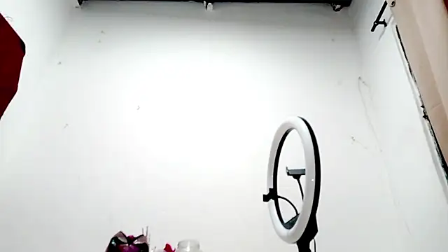 PetiteIvoryQueen19 online show from 7, 10, 2025