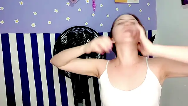 PetiteIvoryQueen19 online show from 4, 6, 2026