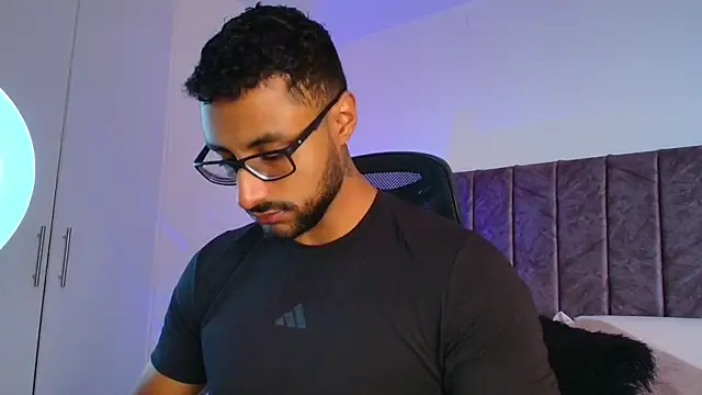 LiamGarcia1 online show from 28, 11, 2025