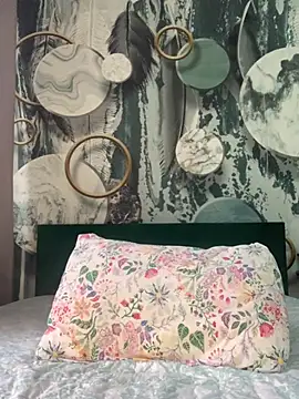 Laura Millf online show from 28, 2, 2026