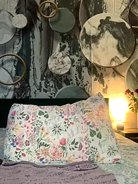 Laura Millf online show from 13, 11, 2025