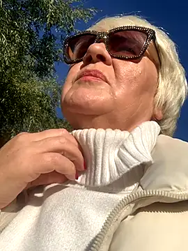 Laura Millf online show from 9, 10, 2025