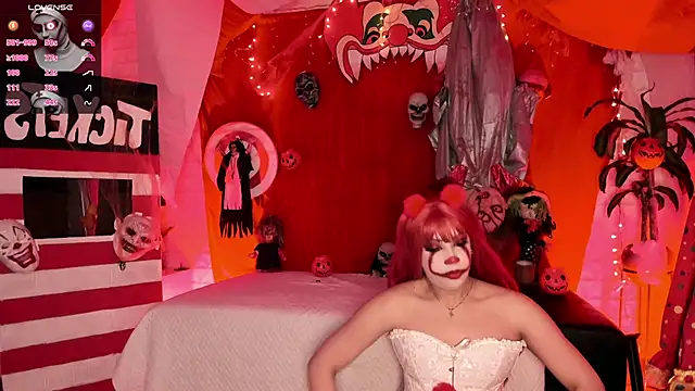 Snapshot of Lizzie-Evans chatting on 31, 10, 2025 Lizzie-Evans online show from 31, 10, 2025