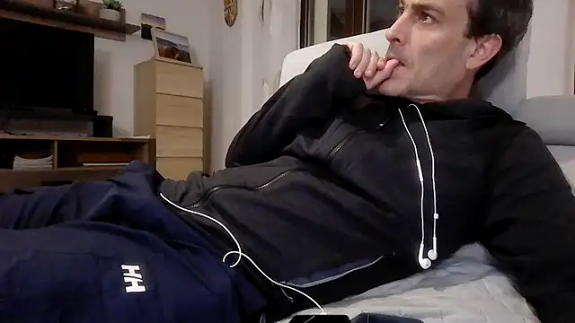 Snapshot of basquehotboy chatting on 10, 5, 2026 basquehotboy online show from 10, 5, 2026