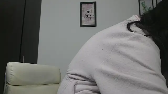 Snapshot of viki_mom chatting on 12, 1, 2025 viki mom online show from 12, 1, 2025