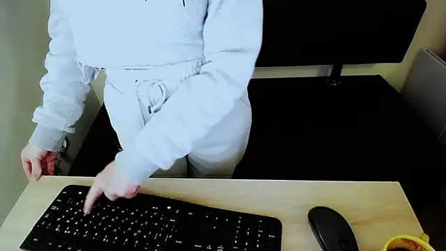 Snapshot of LaimaV_ chatting on 27, 10, 2025 LaimaV online show from 27, 10, 2025