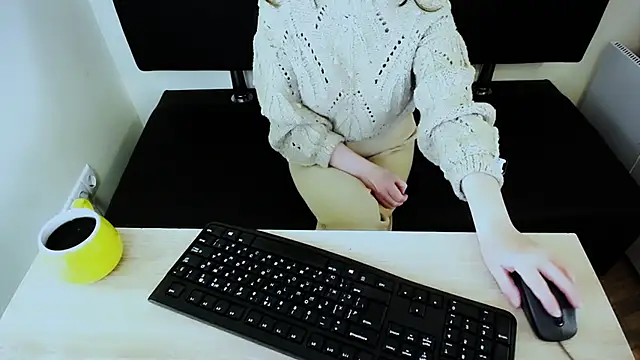 Snapshot of LaimaV_ chatting on 28, 10, 2025 LaimaV online show from 28, 10, 2025