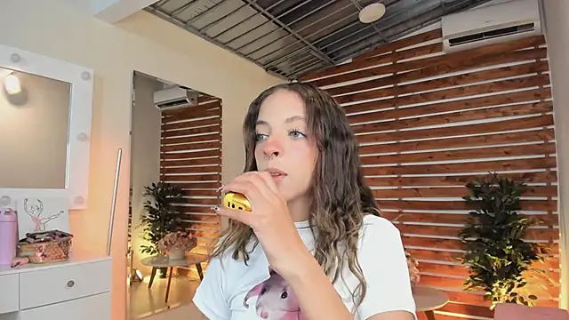 Sapphire Venuss online show from 13, 3, 2025