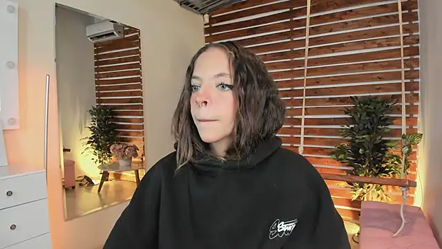 Sapphire Venuss online show from 25, 2, 2025